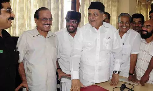 PK KUNHALIKKUTTY WITH PANAKKAD MOHAMMAD ALI SHIHAB THANGAL