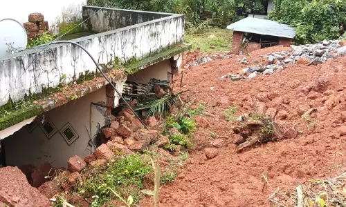 മണ്ണിടിച്ചിൽ; കണ്ണമംഗലത്തു വീട് തകർന്നു