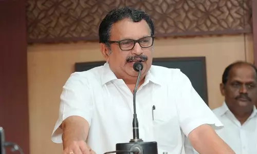 കാലം മാറുമ്പോൾ കാറിന് പകരം ഹെലികോപ്റ്ററാകും, സർക്കാരിന് കാശ് ചെലവായില്ലല്ലോ... മുഖ്യമന്ത്രിയുടെ യാത്രയെ പ്രതിരോധിച്ച് മന്ത്രി കെ. മുരളീധരൻ