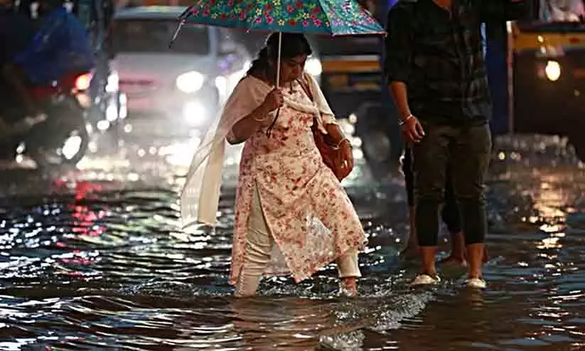 സംസ്ഥാനത്ത് അതിശക്തമായ മഴ തുടരുന്നു; 12 ജില്ലകളിൽ ഓറഞ്ച് അലർട്ട്; മഴക്കെടുതിയിൽ എട്ട് മരണം സംസ്ഥാനത്ത് അതിശക്തമായ മഴ തുടരുന്നു; 12 ജില്ലകളിൽ ഓറഞ്ച് അലർട്ട്; മഴക്കെടുതിയിൽ എട്ട് മരണം