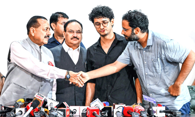 വിദ്യാഭ്യാസ മന്ത്രി ധർമേന്ദ്ര പ്രധാൻ രാജിെവച്ചതിനുശേഷം നടത്തിയ സംയുക്ത വാർത്താസമ്മേളനത്തിൽ കേന്ദ്രമന്ത്രി ജെ.പി. നഡ്ഡ, സഹമന്ത്രി ജിതേന്ദ്ര സിങ്, സി.ജെ.പി വക്താക്കളായ സൗരവ് ദാസ്, അശുതോഷ് റാങ്ക എന്നിവർ (പി.ടി.ഐ)