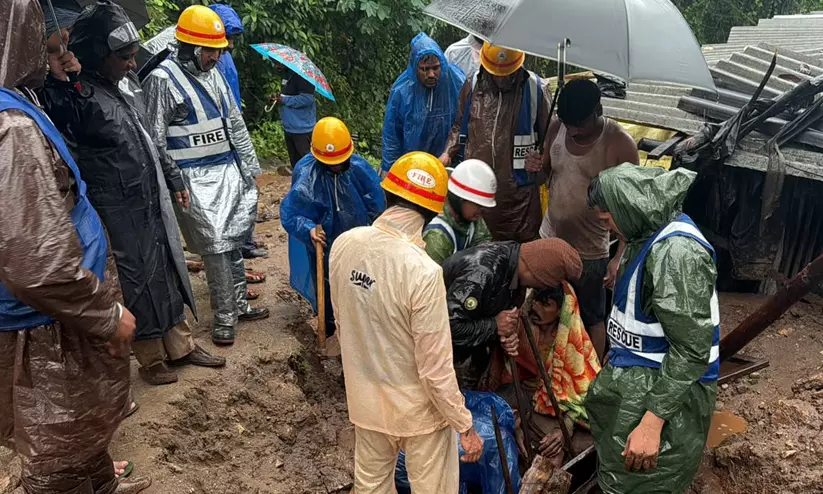 കർണാടകയിലും കനത്ത മഴ, മണ്ണിടിച്ചിൽ; കുടുംബത്തിലെ മൂന്ന് പേർക്ക് ദാരുണാന്ത്യം കർണാടകയിലും കനത്ത മഴ, മണ്ണിടിച്ചിൽ; കുടുംബത്തിലെ മൂന്ന് പേർക്ക് ദാരുണാന്ത്യം