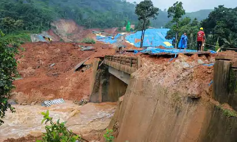 ദുരന്തങ്ങളിൽ പതറുന്ന കേരള വികസന മാതൃക ദുരന്തങ്ങളിൽ പതറുന്ന കേരള വികസന മാതൃക