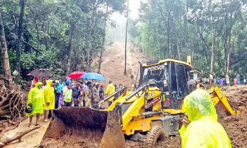 കൈവിട്ടു ജീവൻ... ഭാര്യ സുമതിയെ കൺമുന്നിൽ ഉരുൾ കൊണ്ടുപോയി; സങ്കടക്കടലിൽ രവി കൈവിട്ടു ജീവൻ... ഭാര്യ സുമതിയെ കൺമുന്നിൽ ഉരുൾ കൊണ്ടുപോയി; സങ്കടക്കടലിൽ രവി