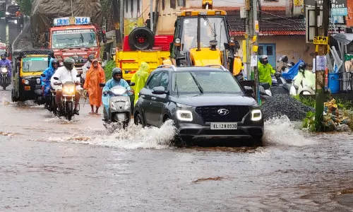 ഇടുക്കിയിൽ ഒമ്പതിടത്ത് ഉരുൾപൊട്ടി; 70 ഇടങ്ങളിൽ മണ്ണിടിച്ചിൽ ഇടുക്കിയിൽ ഒമ്പതിടത്ത് ഉരുൾപൊട്ടി; 70 ഇടങ്ങളിൽ മണ്ണിടിച്ചിൽ