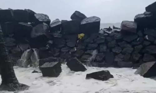 ചാകരക്കിടയിൽ കടൽക്ഷോഭം; തീരം കണ്ണീർക്കടലിൽ ചാകരക്കിടയിൽ കടൽക്ഷോഭം; തീരം കണ്ണീർക്കടലിൽ