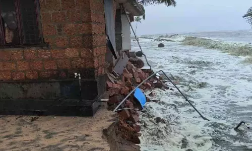 അടങ്ങാതെ കടൽക്കലി; നാലു വീടുകൾ പൂർണമായും 15 വീടുകൾ ഭാഗികമായും തകർന്നു അടങ്ങാതെ കടൽക്കലി; നാലു വീടുകൾ പൂർണമായും 15 വീടുകൾ ഭാഗികമായും തകർന്നു