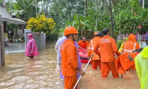 വെള്ളം കയറിയ വീടുകളിലേക്കും കടകളിലേക്കും തിരികെ കയറുമ്പോൾ ഇക്കാര്യങ്ങൾ ശ്രദ്ധിക്കുക
