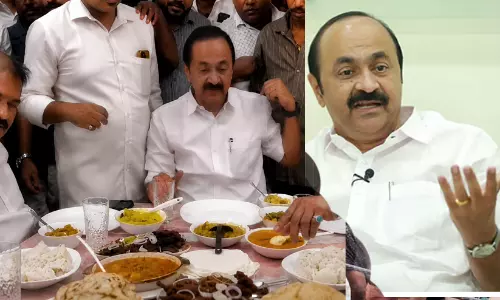 നാട് മുങ്ങുമ്പോൾ മുഖ്യമന്ത്രി വിരുന്നിലെന്ന് വിമർശനം നാട് മുങ്ങുമ്പോൾ മുഖ്യമന്ത്രി വിരുന്നിലെന്ന് വിമർശനം