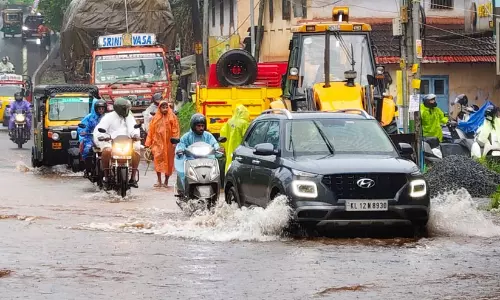 വെള്ളമിറങ്ങുന്നു; വിവാദം പൊങ്ങുന്നു വെള്ളമിറങ്ങുന്നു; വിവാദം പൊങ്ങുന്നു