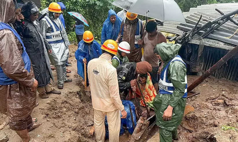 ഷെഡിന് മുകളിലേക്ക് കുന്നിടിഞ്ഞ് വീണു കുടുംബത്തിലെ മൂന്നു പേർ മരിച്ചു ഷെഡിന് മുകളിലേക്ക് കുന്നിടിഞ്ഞ് വീണു കുടുംബത്തിലെ മൂന്നു പേർ മരിച്ചു