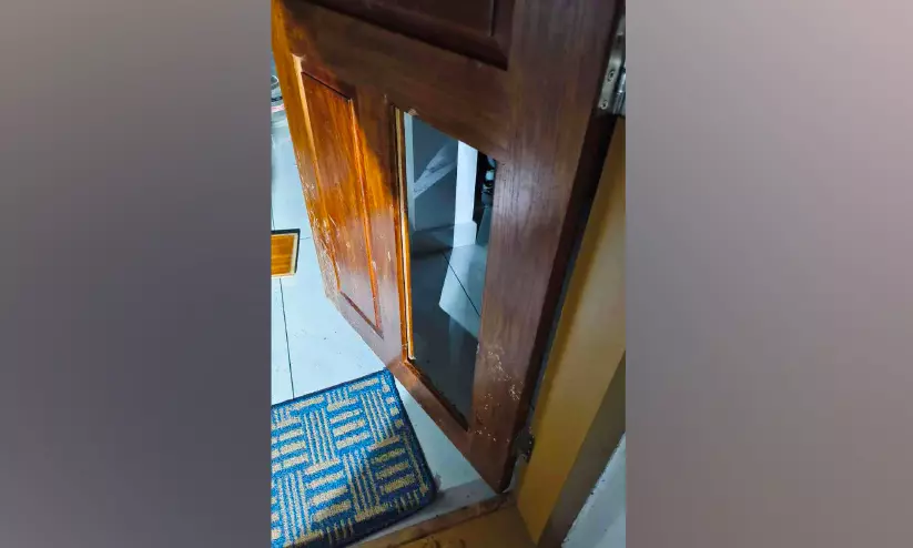 ആളില്ലാത്ത വീട്ടിൽ കവർച്ച; 10 പവൻ സ്വർണവും പണവും അപഹരിച്ചു ആളില്ലാത്ത വീട്ടിൽ കവർച്ച; 10 പവൻ സ്വർണവും പണവും അപഹരിച്ചു