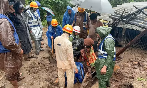 ഷെഡിന് മുകളിലേക്ക് കുന്നിടിഞ്ഞ് വീണു  കുടുംബത്തിലെ മൂന്നു പേർ മരിച്ചു