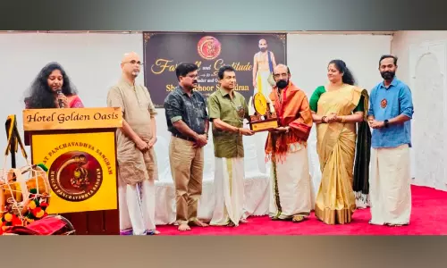 തിച്ചൂർ സുരേന്ദ്രന് ഊഷ്മള യാത്രയയപ്പ് നൽകി തിച്ചൂർ സുരേന്ദ്രന് ഊഷ്മള യാത്രയയപ്പ് നൽകി
