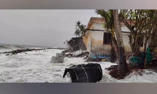 കടൽ അടങ്ങിയില്ല; തീരത്ത് ദുരിതത്തിരമാല, 150 ഓളം കുടുംബങ്ങളെ ക്യാമ്പിലേക്ക് മാറ്റി കടൽ അടങ്ങിയില്ല; തീരത്ത് ദുരിതത്തിരമാല, 150 ഓളം കുടുംബങ്ങളെ ക്യാമ്പിലേക്ക് മാറ്റി
