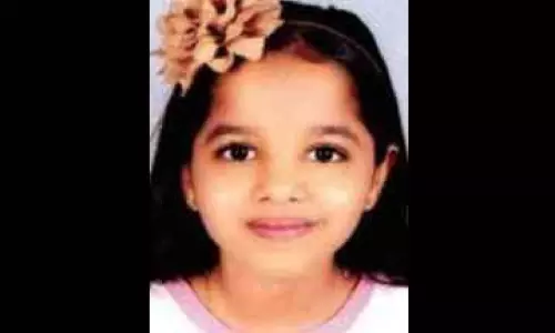 സ്കൂട്ടറിൽ ബസിടിച്ച് എട്ട് വയസുകാരി മരിച്ചു; മാതാവിനും സഹോദരങ്ങൾക്കും പരിക്ക്