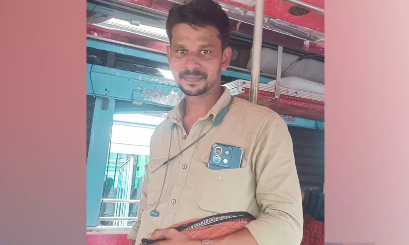 സ്വകാര്യ ബസ് ഡ്രൈവർ ബസ്സിനുള്ളിൽ തൂങ്ങിമരിച്ച നിലയിൽ സ്വകാര്യ ബസ് ഡ്രൈവർ ബസ്സിനുള്ളിൽ തൂങ്ങിമരിച്ച നിലയിൽ