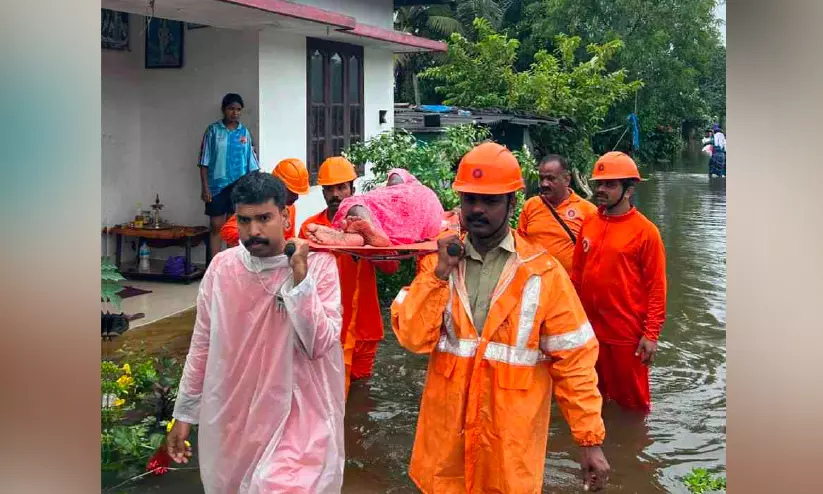 ചങ്ങനാശ്ശേരിയുടെ പടിഞ്ഞാറൻ മേഖലയിൽ ജലനിരപ്പ് ഉയരുന്നു; എ.സി റോഡിലും ചങ്ങനാശ്ശേരിയുടെ പടിഞ്ഞാറൻ മേഖലയിൽ ജലനിരപ്പ് ഉയരുന്നു; എ.സി റോഡിലും