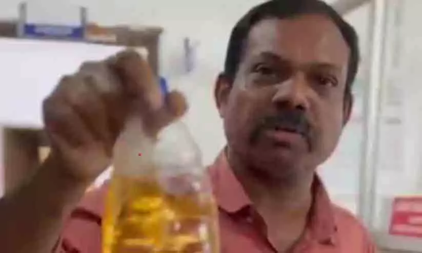 വീട്ടിലേക്ക് വഴി ലഭിക്കുന്നില്ലെന്ന് പരാതി; പഞ്ചായത്ത് ഓഫീസിൽ പെട്രോളുമായി കുടുംബത്തിന്റെ ആത്മഹത്യാ ഭീഷണി വീട്ടിലേക്ക് വഴി ലഭിക്കുന്നില്ലെന്ന് പരാതി; പഞ്ചായത്ത് ഓഫീസിൽ പെട്രോളുമായി കുടുംബത്തിന്റെ ആത്മഹത്യാ ഭീഷണി