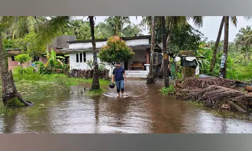 വെളിയങ്കോട് ലോക് കം ബ്രിഡ്ജിന്റെ ബണ്ട് പാരയായി; കനോലി കനാൽ തീരങ്ങൾ മുങ്ങി