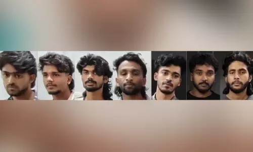 എട്ട് കിലോ കഞ്ചാവുമായി യുവാക്കൾ പിടിയിൽ എട്ട് കിലോ കഞ്ചാവുമായി യുവാക്കൾ പിടിയിൽ