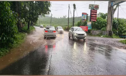 ഓടയിൽ മണ്ണും ചളിയും അടിഞ്ഞുകൂടി; മലങ്കര ടൂറിസം കവാടത്തിന് മുന്നിൽ വെള്ളക്കെട്ട് ഓടയിൽ മണ്ണും ചളിയും അടിഞ്ഞുകൂടി; മലങ്കര ടൂറിസം കവാടത്തിന് മുന്നിൽ വെള്ളക്കെട്ട്