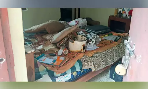 വാടക വീട് കുത്തിത്തുറന്ന് രണ്ട് പവൻ സ്വർണവും 6000 രൂപയും കവർന്നു