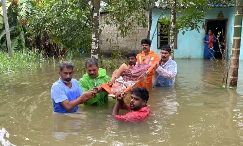 നെഞ്ചോളം വെള്ളം; കിലോമീറ്റർ സ്ട്രെച്ചറിൽ ചുമന്ന് കിടപ്പുരോഗിയെ രക്ഷിച്ചു നെഞ്ചോളം വെള്ളം; കിലോമീറ്റർ സ്ട്രെച്ചറിൽ ചുമന്ന് കിടപ്പുരോഗിയെ രക്ഷിച്ചു