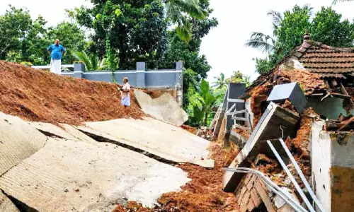 കനത്തമഴയിൽ ഓഡിറ്റോറിയത്തിന്റെ ചുറ്റുമതിൽ ഇടിഞ്ഞുവീണ് വീട് തകർന്നു കനത്തമഴയിൽ ഓഡിറ്റോറിയത്തിന്റെ ചുറ്റുമതിൽ ഇടിഞ്ഞുവീണ് വീട് തകർന്നു