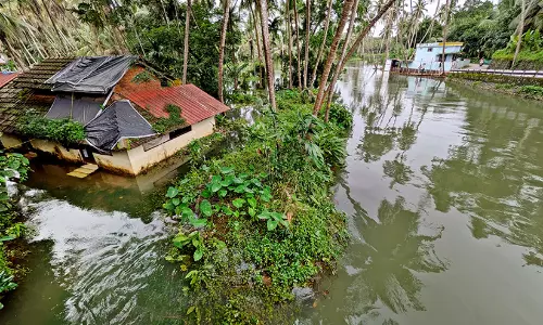 പത്ത് ജില്ലകളിലെ വിദ്യാഭ്യാസ സ്ഥാപനങ്ങൾക്ക് ഇന്ന് അവധി; മഴക്കെടുതിയിൽ 25 മരണം, നാലുപേരെ കാണാതായി പത്ത് ജില്ലകളിലെ വിദ്യാഭ്യാസ സ്ഥാപനങ്ങൾക്ക് ഇന്ന് അവധി; മഴക്കെടുതിയിൽ 25 മരണം, നാലുപേരെ കാണാതായി