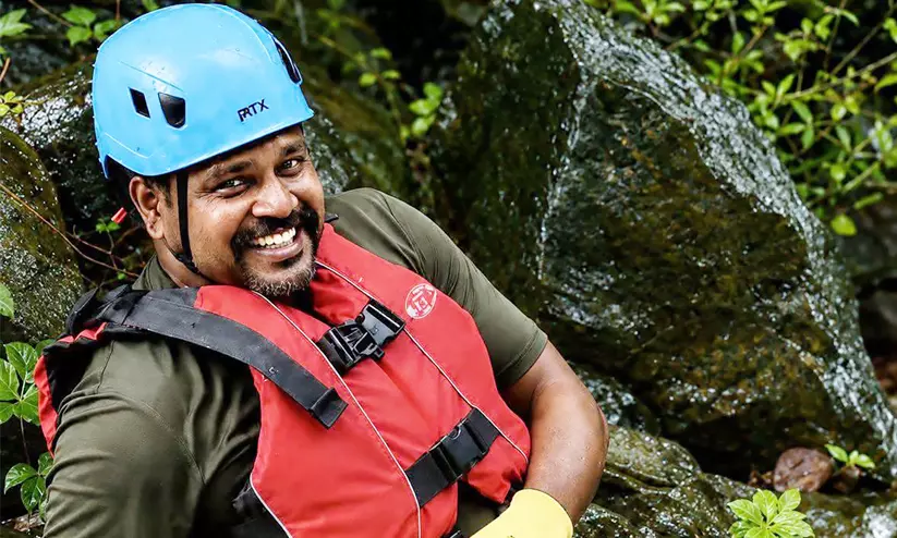 രാജേഷ് ഊരിനൽകിയത് പ്രാണൻ; ലൈഫ് ജാക്കറ്റ് ഊരിനൽകി മരണത്തിലേക്ക് ഒഴുകിപ്പോയതിന്റെ നടുക്കത്തിൽ നാട് രാജേഷ് ഊരിനൽകിയത് പ്രാണൻ; ലൈഫ് ജാക്കറ്റ് ഊരിനൽകി മരണത്തിലേക്ക് ഒഴുകിപ്പോയതിന്റെ നടുക്കത്തിൽ നാട്