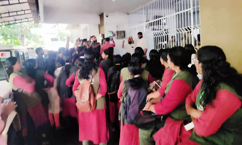 കള്ളക്കേസ്സിൽ കുടുക്കിയെന്നാരോപണം; സി.പി.എം നേതൃത്വത്തിൽ ഹരിത കർമ സേനാംഗങ്ങൾ ബാലുശ്ശേരി പൊലീസ് സ്റ്റേഷൻ ഉപരോധിച്ചു കള്ളക്കേസ്സിൽ കുടുക്കിയെന്നാരോപണം; സി.പി.എം നേതൃത്വത്തിൽ ഹരിത കർമ സേനാംഗങ്ങൾ ബാലുശ്ശേരി പൊലീസ് സ്റ്റേഷൻ ഉപരോധിച്ചു
