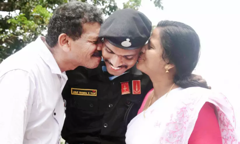 പാസിങ്ഔട്ട് പരേഡ് പൂർത്തിയാക്കി; എം.എല്.എ ഉഷ വിജയന്റെ മകന് ഇനി കമാൻഡോ ഓഫിസർ പാസിങ്ഔട്ട് പരേഡ് പൂർത്തിയാക്കി; എം.എല്.എ ഉഷ വിജയന്റെ മകന് ഇനി കമാൻഡോ ഓഫിസർ
