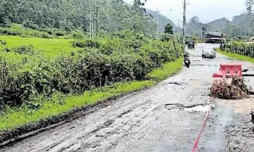മഴക്കെടുതി തുടരുന്നു; ഇടുക്കിയിൽ തകർന്നത് 117 റോഡുകള് മഴക്കെടുതി തുടരുന്നു; ഇടുക്കിയിൽ തകർന്നത് 117 റോഡുകള്
