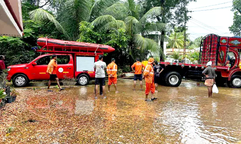 അഗ്നിരക്ഷ സേന വാഹനം വെള്ളക്കെട്ടിൽ കുടുങ്ങി അഗ്നിരക്ഷ സേന വാഹനം വെള്ളക്കെട്ടിൽ കുടുങ്ങി