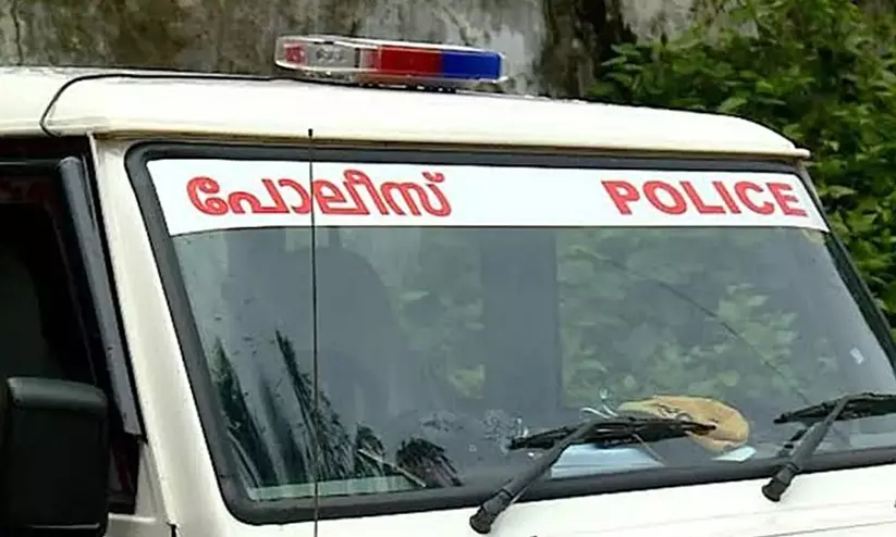 യുവാവിനെ തട്ടിക്കൊണ്ടുപോയി നഗ്ന ഫോട്ടോയെടുത്തു; എട്ടു ലക്ഷം ആവശ്യപ്പെട്ട് കുടുംബത്തിന് അയച്ചു; യുവതിയെയും സംഘത്തെയും തേടി പൊലീസ് യുവാവിനെ തട്ടിക്കൊണ്ടുപോയി നഗ്ന ഫോട്ടോയെടുത്തു; എട്ടു ലക്ഷം ആവശ്യപ്പെട്ട് കുടുംബത്തിന് അയച്ചു; യുവതിയെയും സംഘത്തെയും തേടി പൊലീസ്