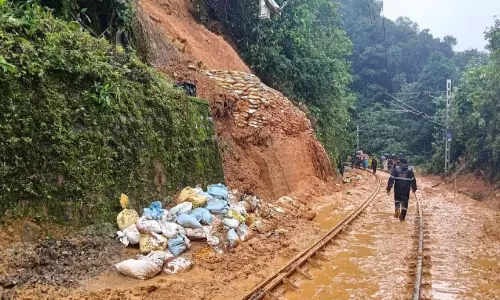 മ​ണ്ണി​ടി​ച്ചി​ൽ ഭീ​തിയിൽ മം​ഗ​ളൂ​രു -ബം​ഗ​ളൂ​രു ​െട്ര​യി​ൻ സ​ർ​വിസ് പു​ന​രാ​രം​ഭി​ച്ചു