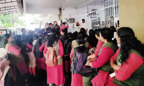 ക​ള്ള​ക്കേ​സ്സി​ൽ കു​ടു​ക്കി​യെ​ന്നാ​രോ​പ​ണം; സി.പി.എം നേതൃത്വത്തിൽ ഹരിത കർമ സേനാംഗങ്ങൾ ബാലുശ്ശേരി പൊലീസ് സ്റ്റേഷൻ ഉപരോധിച്ചു
