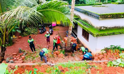 ചളി നീക്കി പ്രതീക്ഷ വീണ്ടെടുക്കാൻ നാട്; വെ​ള്ള​മി​റ​ങ്ങി​യ​തോ​ടെ ശു​ചീ​ക​ര​ണ​ത്തി​ന് സ​ന്ന​ദ്ധ​പ്ര​വ​ർ​ത്ത​ക​ർ