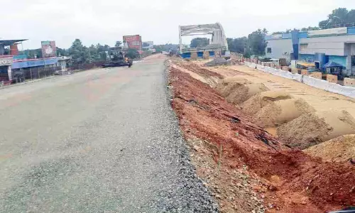 കല്ലുംതാഴത്ത് ഉയരപ്പാത തുറക്കാൻ കാത്തിരിപ്പ് നീളും; ടാ​റി​ങ് ഒ​ഴി​കെ​യു​ള്ള ജോ​ലി​ക​ൾ ഏ​താ​ണ്ട് പൂ​ർ​ത്തി​യാ​യി​ട്ടു​ണ്ട്