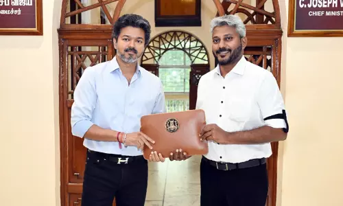 തായ്മാമൻ തങ്ക മോതിരം മുതൽ സിംഗപ്പെണ്ണ് ദൗത്യസേന വരെ; മുഖ്യമന്ത്രി വിജയ്‌യെ യഥാർത്ഥ ജനനായകൻ എന്ന് വിശേഷിപ്പിച്ച് ധനമന്ത്രി