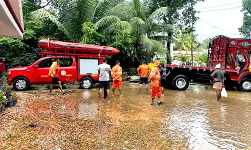 അഗ്നിരക്ഷ സേന വാഹനം വെള്ളക്കെട്ടിൽ കുടുങ്ങി