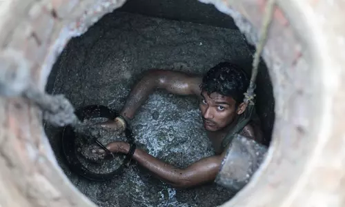 തോട്ടിപ്പണിക്കിടെ മരണമില്ലെന്ന് കേന്ദ്രത്തിന്റെ നിർവചനം; അഴുക്കുചാൽ വൃത്തിയാക്കുന്നതിനിടെ പൊലിഞ്ഞത് നാനൂറോളം ജീവനുകളെന്ന് മന്ത്രി
