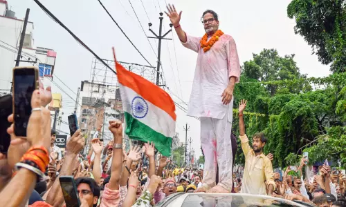 കോ​ട്ട​യി​ൽ കൊ​ടി​പാ​റി​ച്ച പ്ര​ശാ​ന്ത് കി​ഷോ​ർ