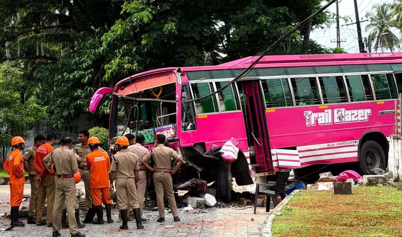 കുന്നംകുളത്ത് ബസ് നിയന്ത്രണം വിട്ട് അഞ്ചു വാഹനങ്ങളിലിടിച്ചു; രണ്ട് മരണം, 25 പേർക്ക് പരിക്ക് കുന്നംകുളത്ത് ബസ് നിയന്ത്രണം വിട്ട് അഞ്ചു വാഹനങ്ങളിലിടിച്ചു; രണ്ട് മരണം, 25 പേർക്ക് പരിക്ക്