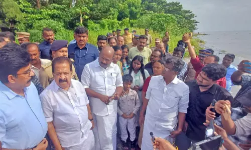 സ്പില്വെ ഷട്ടറുകളില് നീരൊഴുക്കിന് തടസ്സമായ മാലിന്യം നീക്കാന് നടപടി സ്പില്വെ ഷട്ടറുകളില് നീരൊഴുക്കിന് തടസ്സമായ മാലിന്യം നീക്കാന് നടപടി