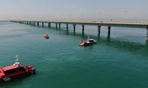 ശൈഖ് ജാബിർ പാലത്തിൽനിന്ന് ചാടിയ യുവതിയെ രക്ഷിച്ചു ശൈഖ് ജാബിർ പാലത്തിൽനിന്ന് ചാടിയ യുവതിയെ രക്ഷിച്ചു
