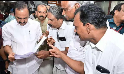 ചിങ്ങനാത്ത്-പുന്ന പാലം റോഡ് സ്ഥലമെടുപ്പ്; മുഖ്യമന്ത്രിക്ക് നിവേദനം നൽകി