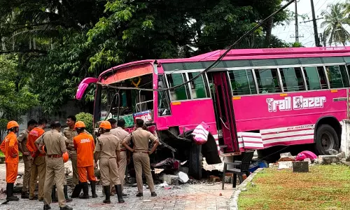 കുന്നംകുളത്ത് ബസ് നിയന്ത്രണം വിട്ട് അഞ്ചു വാഹനങ്ങളിലിടിച്ചു; രണ്ട് മരണം, 25 പേർക്ക് പരിക്ക് കുന്നംകുളത്ത് ബസ് നിയന്ത്രണം വിട്ട് അഞ്ചു വാഹനങ്ങളിലിടിച്ചു; രണ്ട് മരണം, 25 പേർക്ക് പരിക്ക്