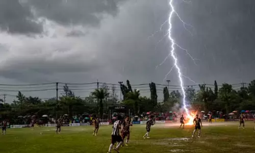 നടുക്കുന്ന ദൃശ്യങ്ങൾ! മത്സരത്തിനിടെ മിന്നലേറ്റു; ഫുട്‌ബാൾ താരത്തിന് ദാരുണാന്ത്യം, 12 പേർക്ക് പരിക്ക്